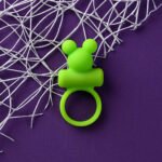 chio-titresimli-silikon-penis-halkasi